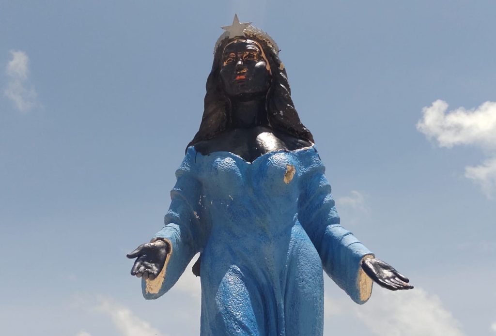 Pintada de preto, estátua de Iemanjá em Natal volta a ser alvo de vandalismo