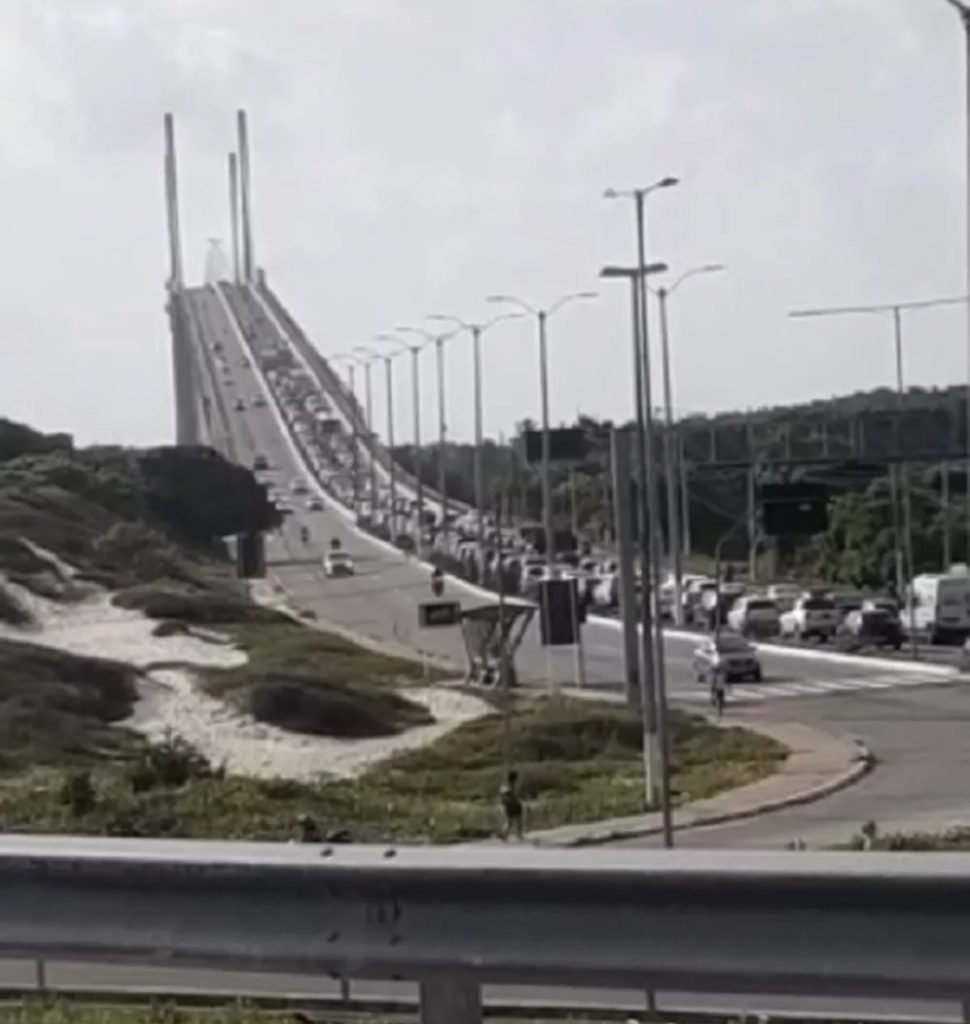 Caminhão quebrado gera congestionamento na Ponte Newton Navarro em Natal