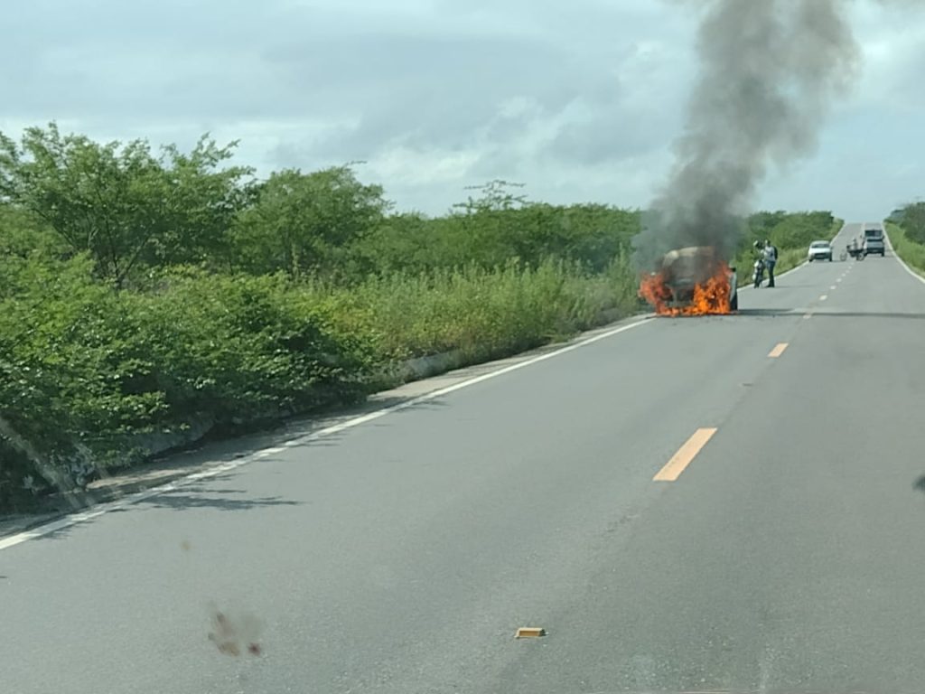 Veículo é incendiado na RN-118 entre Caicó e Jucurutu