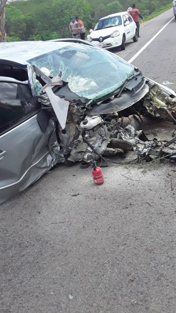 Carro tem motor arremessado para longe da pista após motorista perder o controle e colidir em pedra, na BR-226