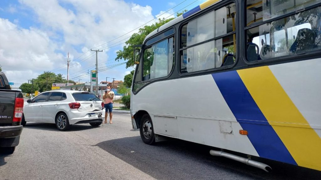 Colisão entre micro-ônibus e carro causa congestionamento na BR-101