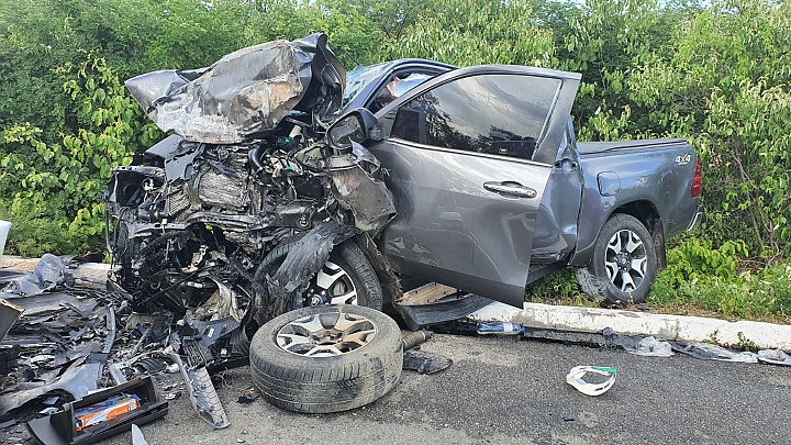 Colisão frontal entre Ambulância e Hilux na BR 304 em Mossoró deixa uma pessoa morta no local