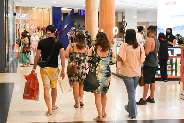 Shoppings de Natal deixam de cobrar uso de máscaras aos clientes