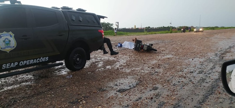 Motoqueiro é atingido por raio em frente ao presídio de Caraúbas e morre