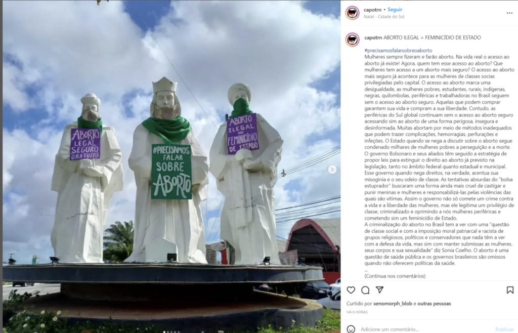 Grupos assumem autoria de pichações e de placas pró-aborto nos Reis Magos em Natal