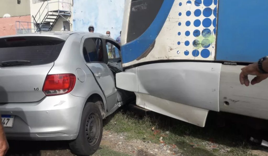 Carro é atingido por trem em linha férrea de Natal