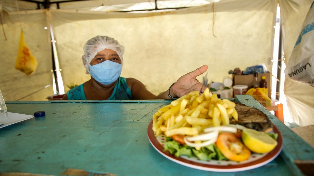 Proibição de cozinhar na Praia do Meio prejudica barraqueiros