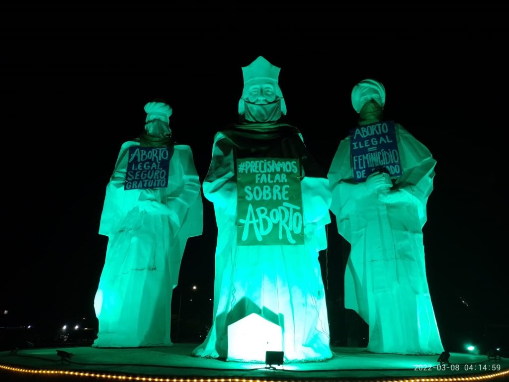 Protesto pró-aborto picha outdoor e posiciona cartazes em imagens de Reis Magos