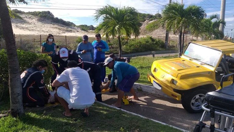 Casal de turistas e motorista de buggy ficam feridos após colisão com outro veículo em rotatória na Via Costeira