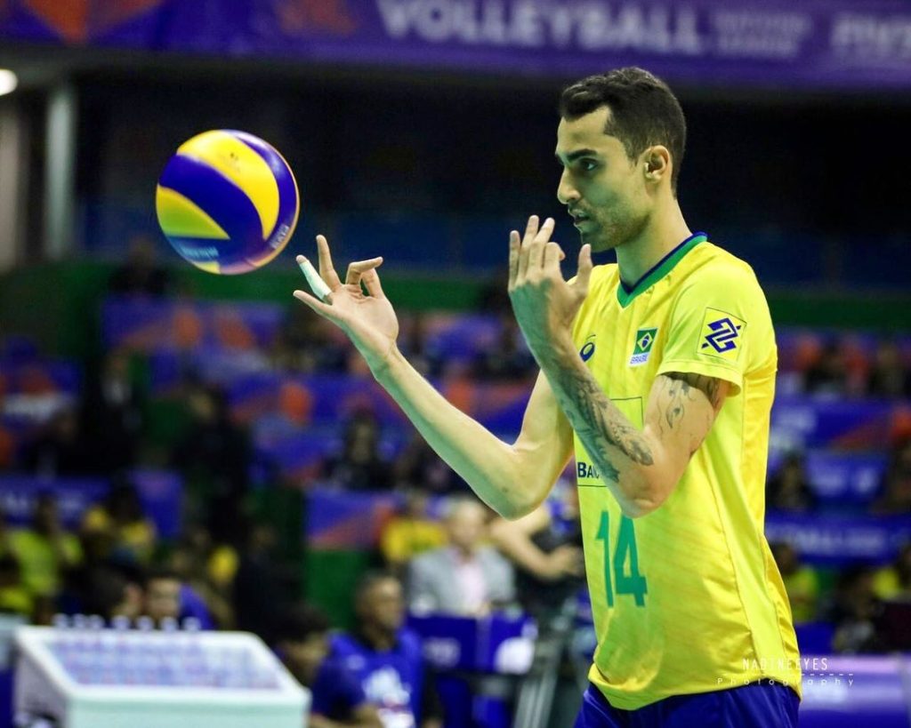 Douglas Souza deixa seleção brasileira de vôlei para cuidar da saúde mental