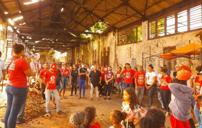 Famílias sem-teto ocupam galpão abandonado da Prefeitura do Natal