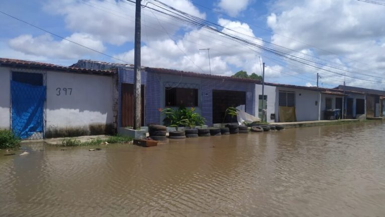 Sem asfalto em ruas, moradores do Parque Floresta sofrem com alagamentos