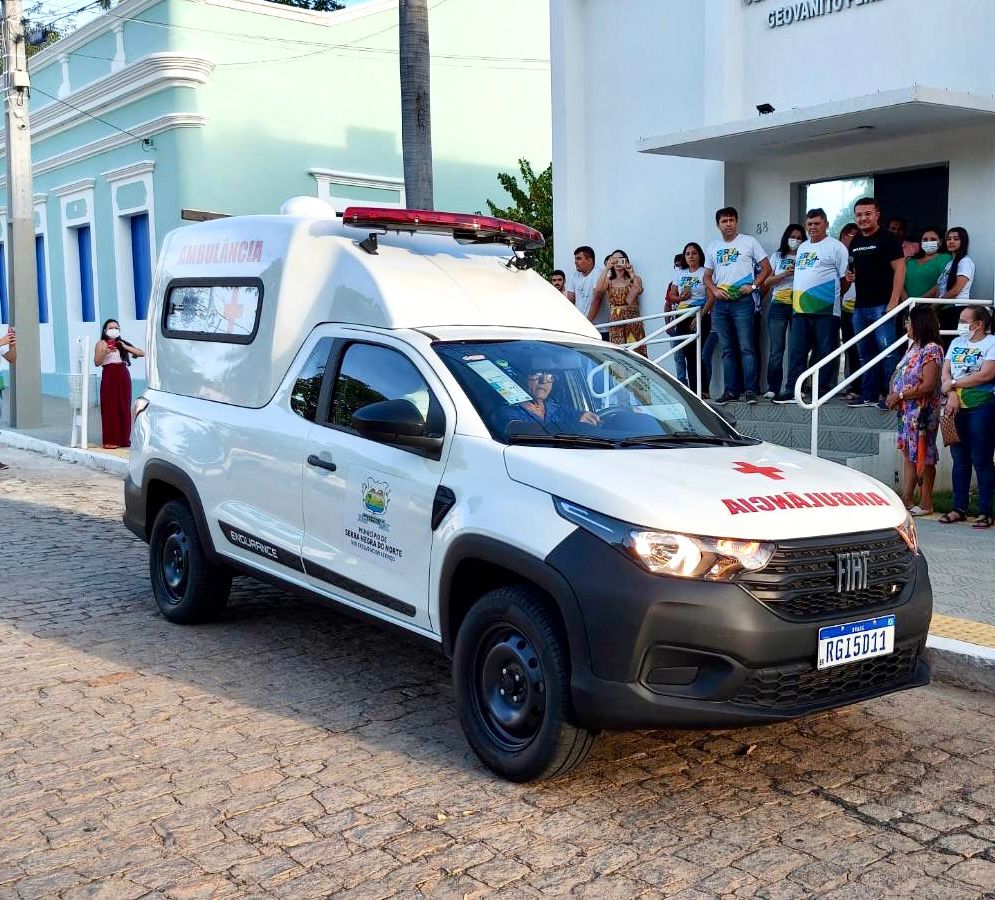 Prefeito de Serra Negra do Norte entrega mais uma ambulância