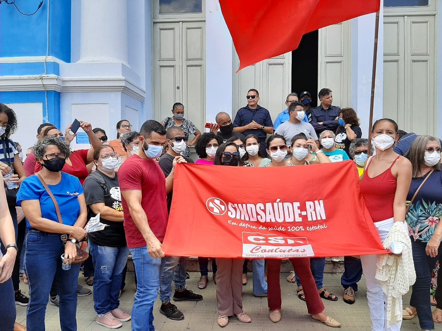 Servidores da saúde de Natal fazem protesto e aguardam reunião com Prefeitura para negociação salarial