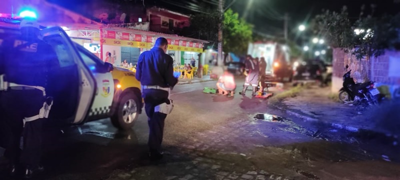 Pista molhada causa acidente com moto e mulher tem fratura exposta em uma das mãos