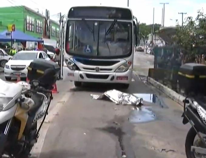 Idosa morre atropelada por ônibus na avenida Nevaldo Rocha