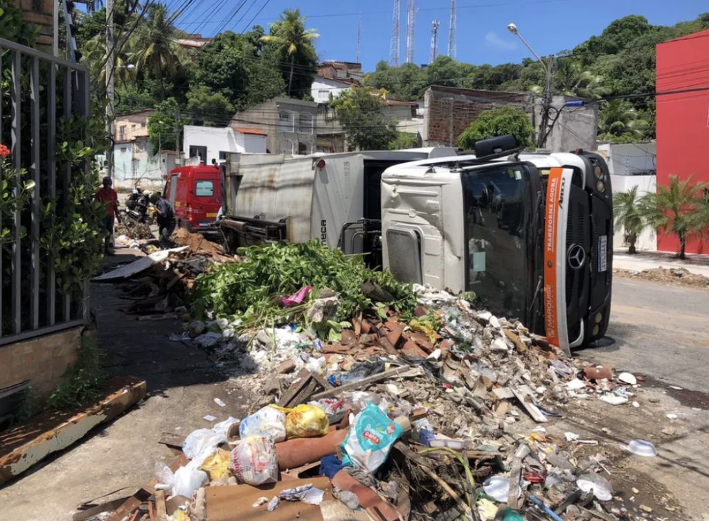 Caminhão de coleta de lixo tomba e garis ficam feridos na Zona Leste de Natal