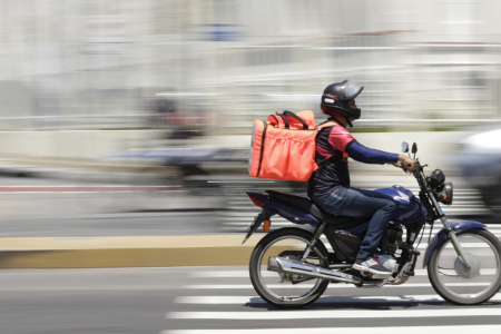 Motoristas e entregadores por aplicativo crescem quase 1.000% em 5 anos