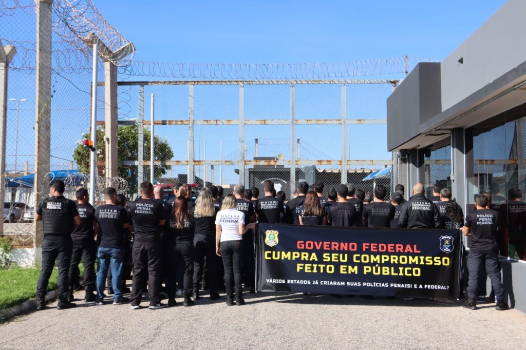 Policiais penais federais realizam manifestação em frente ao Presídio de Segurança Máxima em Mossoró no RN