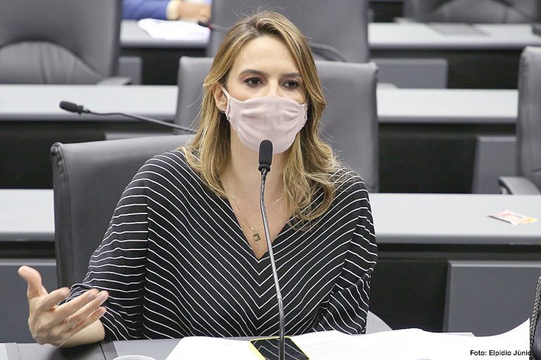 De volta à Câmara, Júlia Arruda deve buscar vaga na AL