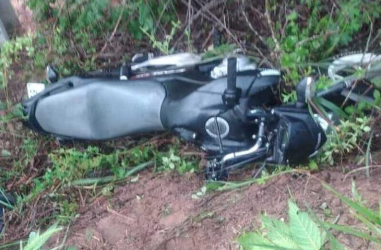 Populares encontram corpo de motoqueiro acidentado na Grande Natal