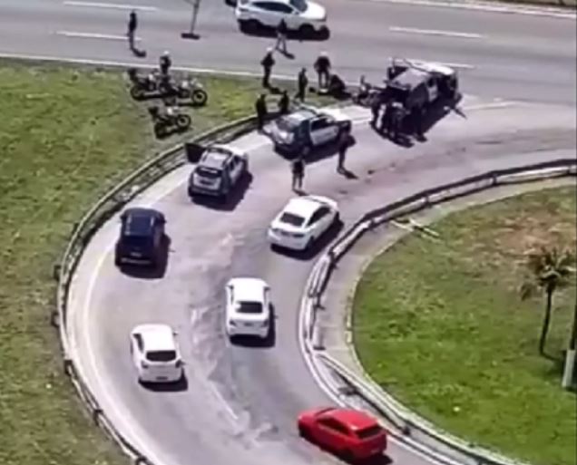 Dupla é presa no viaduto de Ponta Negra após assaltos em paradas de ônibus da Zona Sul de Natal