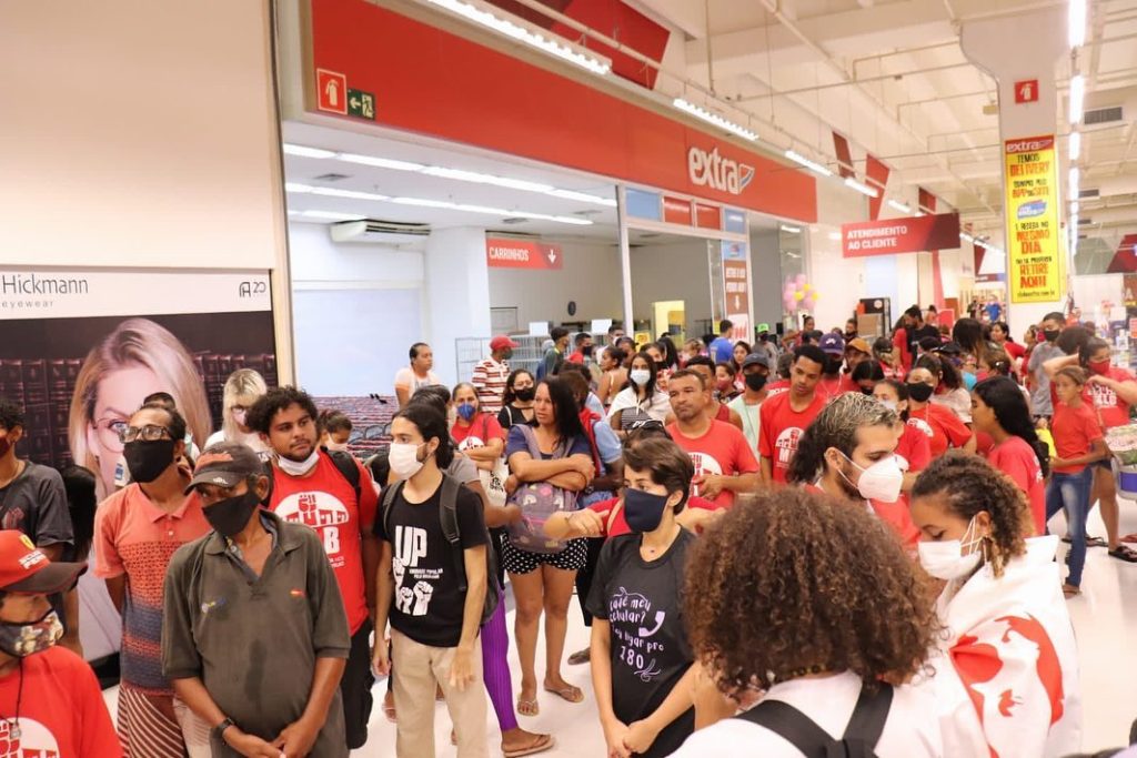 Manifestantes invadem supermercado em Natal e fazem protesto pedindo cestas básicas