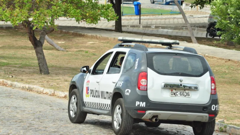 Bandidos armados roubam carro e fazem arrastões, levando celulares de trabalhadores em Parnamirim