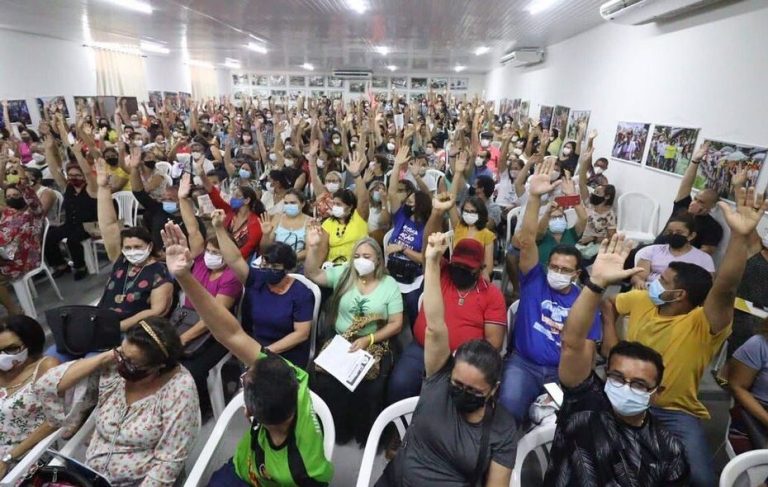 Professores de Natal ignoram decisão da Justiça e mantêm greve e acampamento em frente à Câmara