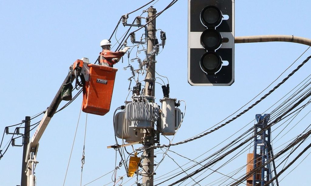 Governo anuncia fim da tarifa extra para consumidores de energia