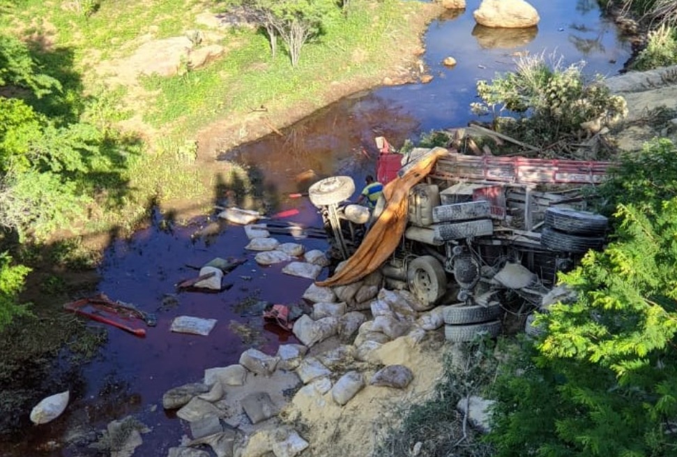 Motorista de caminhão morre após veículo despencar de ponte em estrada no RN