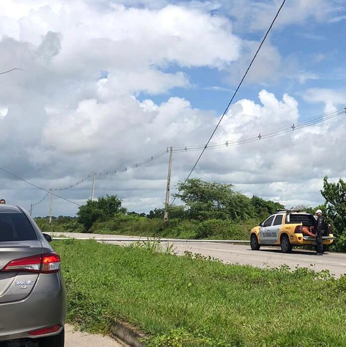 Poste cai em via acesso ao aeroporto de São Gonçalo e causa transtornos no trânsito