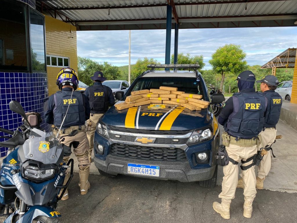 PRF intercepta ônibus e apreende 30 kg de maconha no RN