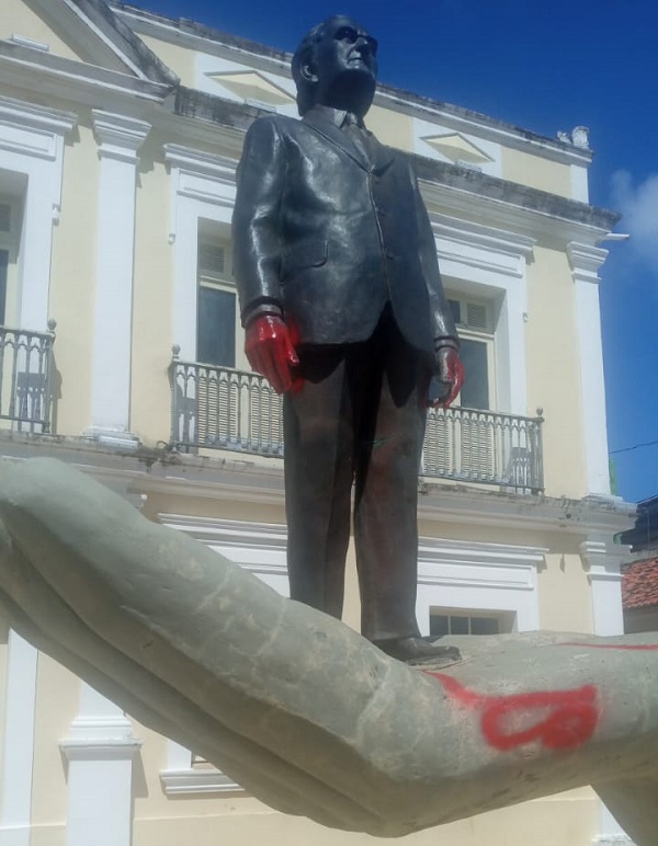 Estátua do Memorial Câmara Cascudo é pichada em Natal