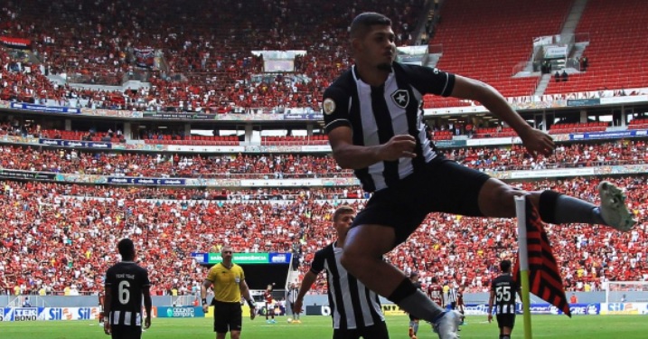 Botafogo vence Flamengo, quebra tabu e sobe na tabela do Brasileiro