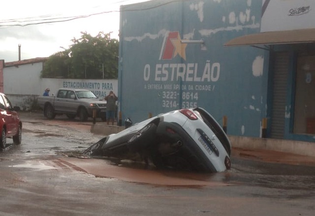 Caern afirma que iria sinalizar trecho que desabou e engoliu veículo na Zona Norte