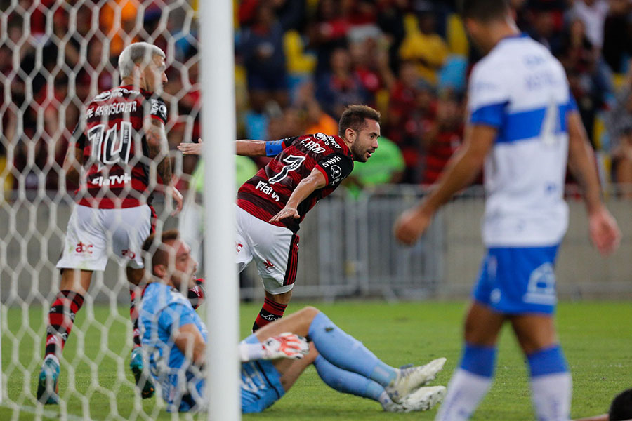 Flamengo vence e avança à 2ª fase