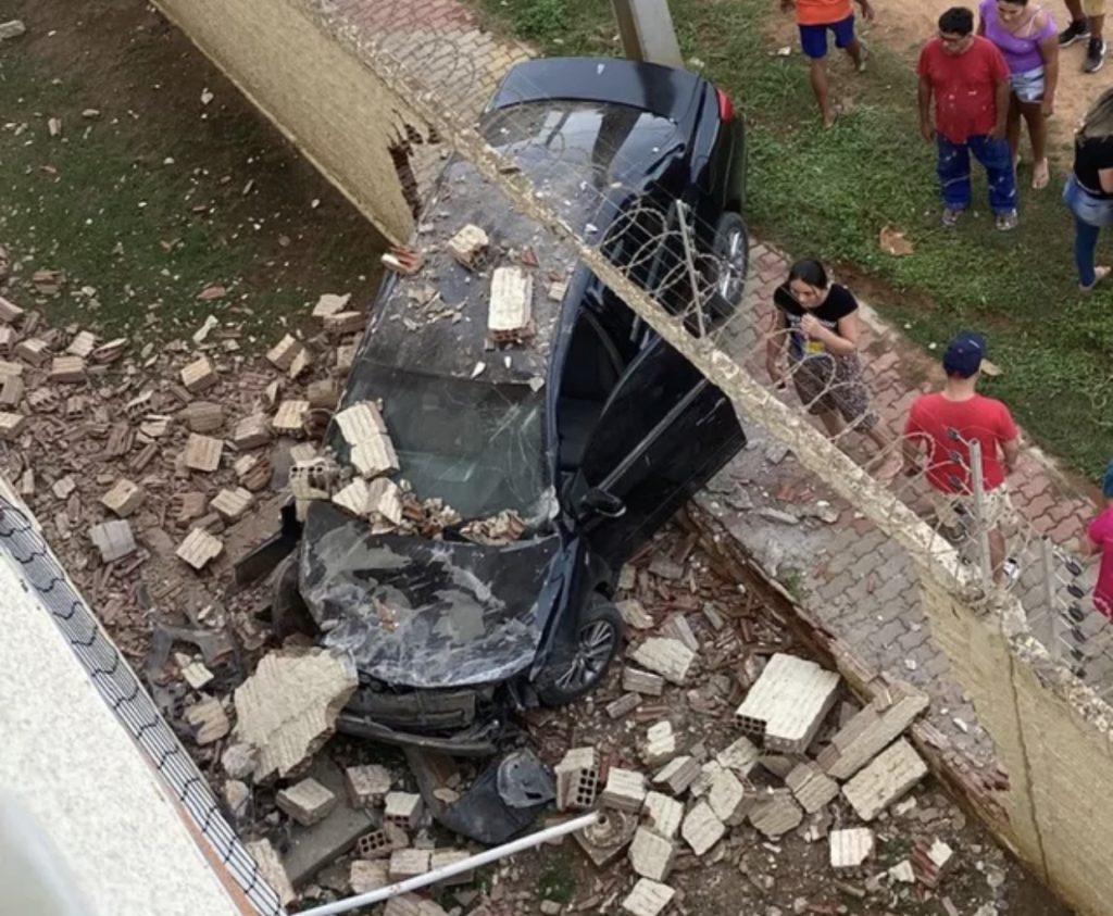 Carro bate, derruba muro e invade condomínio em Mossoró