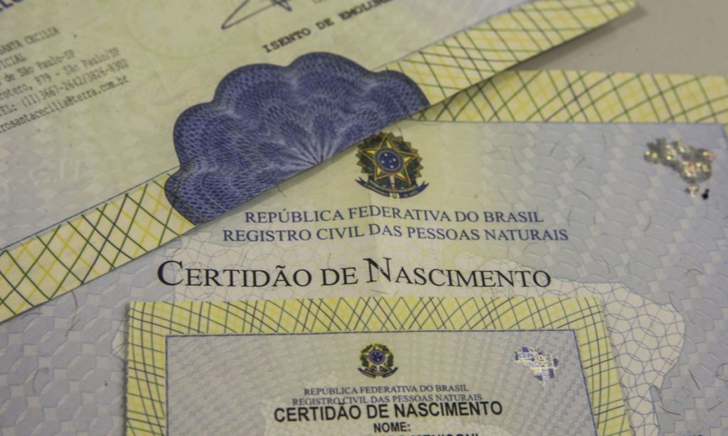 Cresce número de crianças brasileiras registradas sem o nome do pai