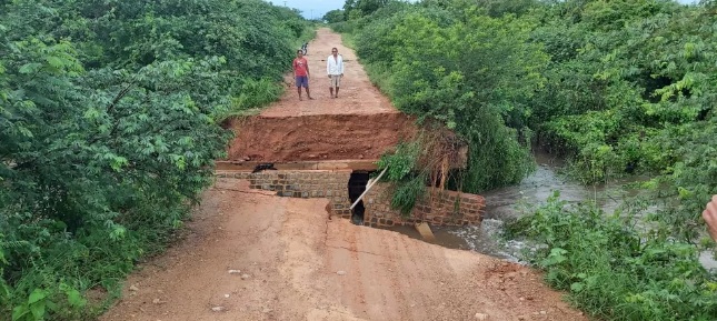 Após fortes chuvas, ponte desaba e isola comunidades em município do RN