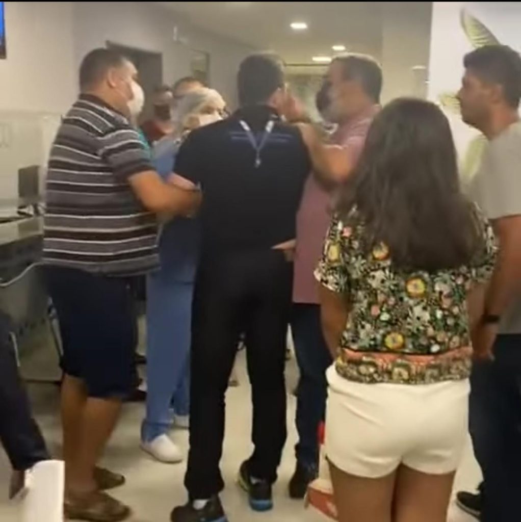 Pai de paciente e diretor de hospital se desentendem na recepção da unidade