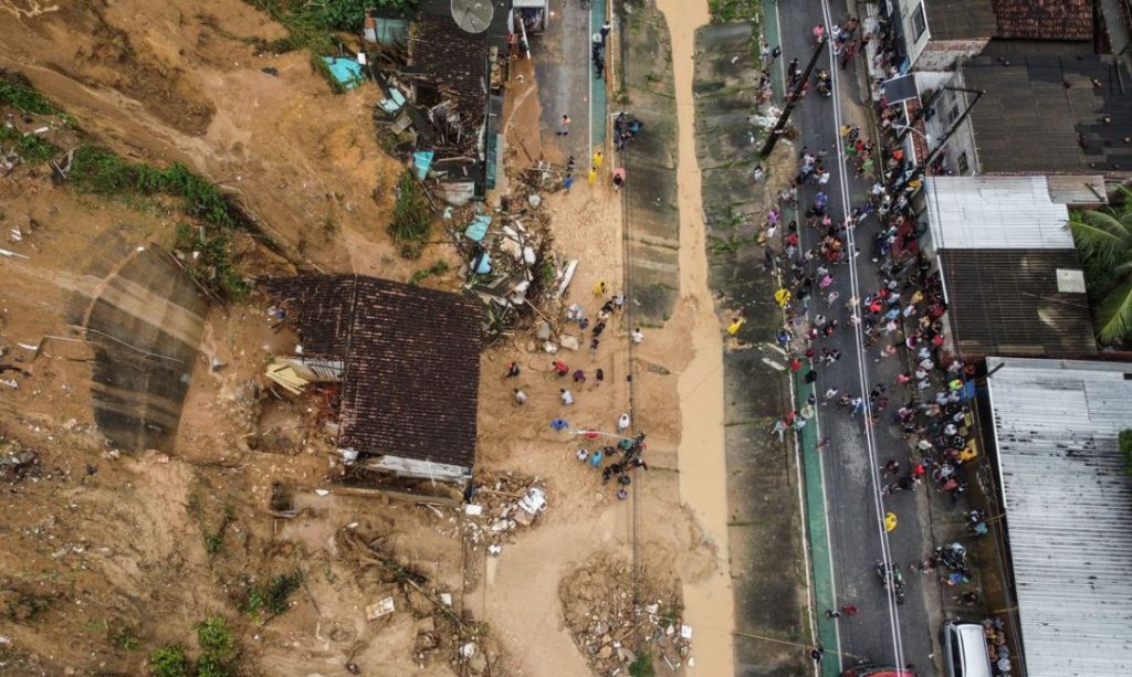 Prefeitura do Recife suspende festas de São João; verbas vão ajudar famílias afetadas pela chuva