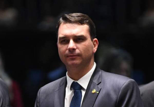 Em meio à crise do presidente com o STF, Flávio Bolsonaro se reúne com Gilmar Mendes