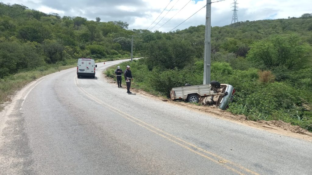 Carro capota na RN-041 neste sábado, 14