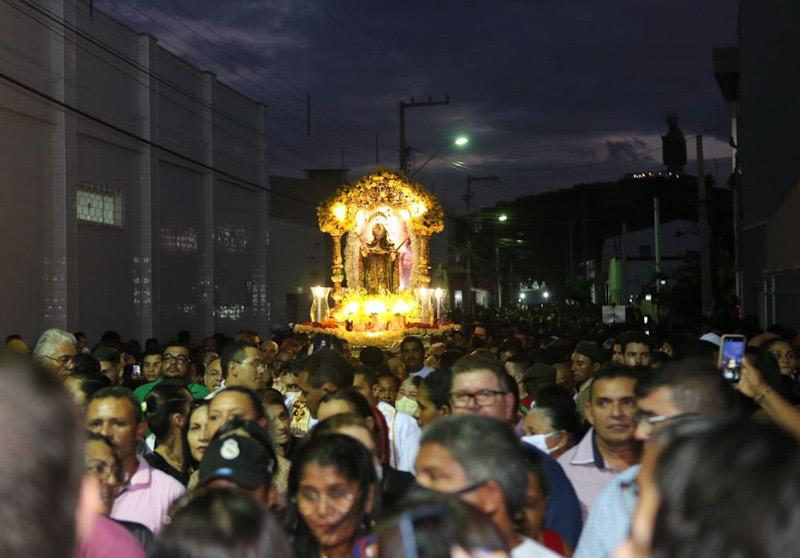 Depois de 2 anos, procissão da padroeira de Santa Cruz reúne milhares de fiéis