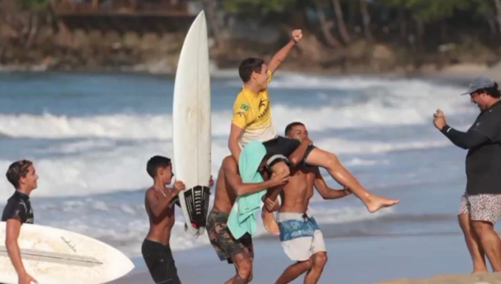 Potiguar Gustavo Diniz conquista etapa do Circuito Cearense de Surf