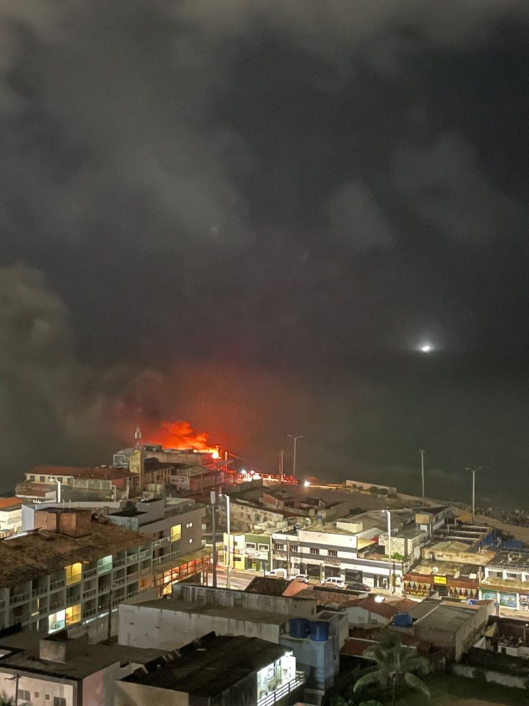 Incêndio atinge buffet na Ponta do Morcego