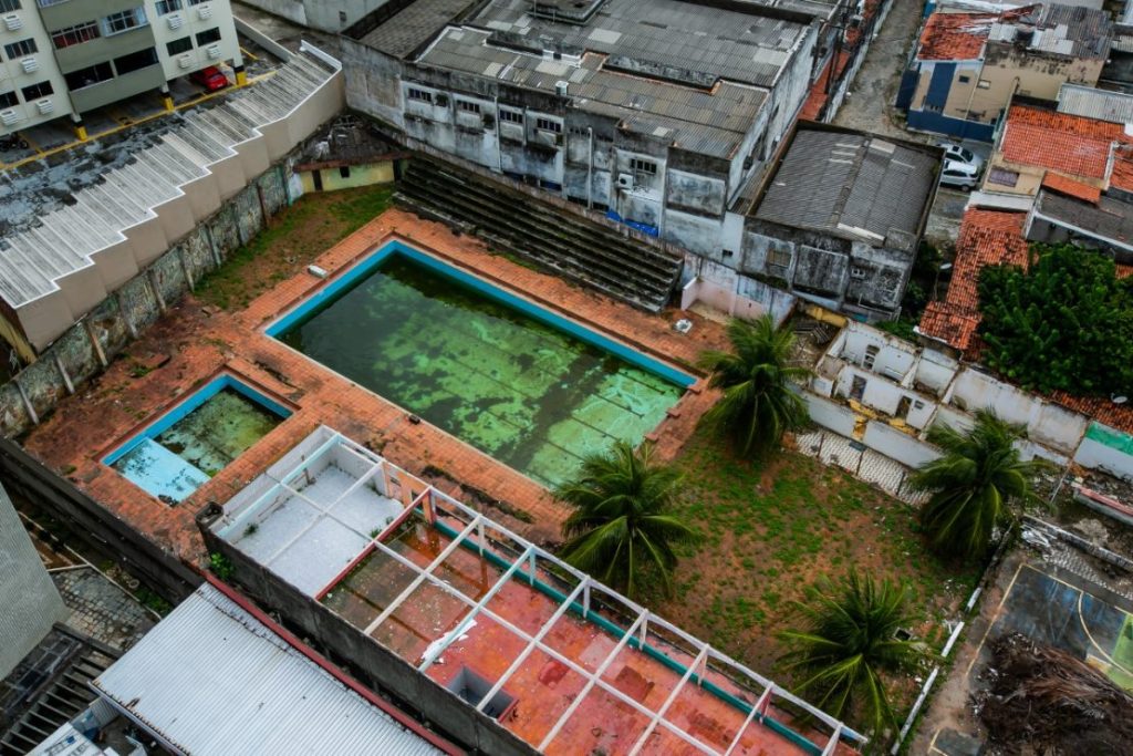 Piscina do prédio abandonado da Assen vira foco do mosquito transmissor da dengue