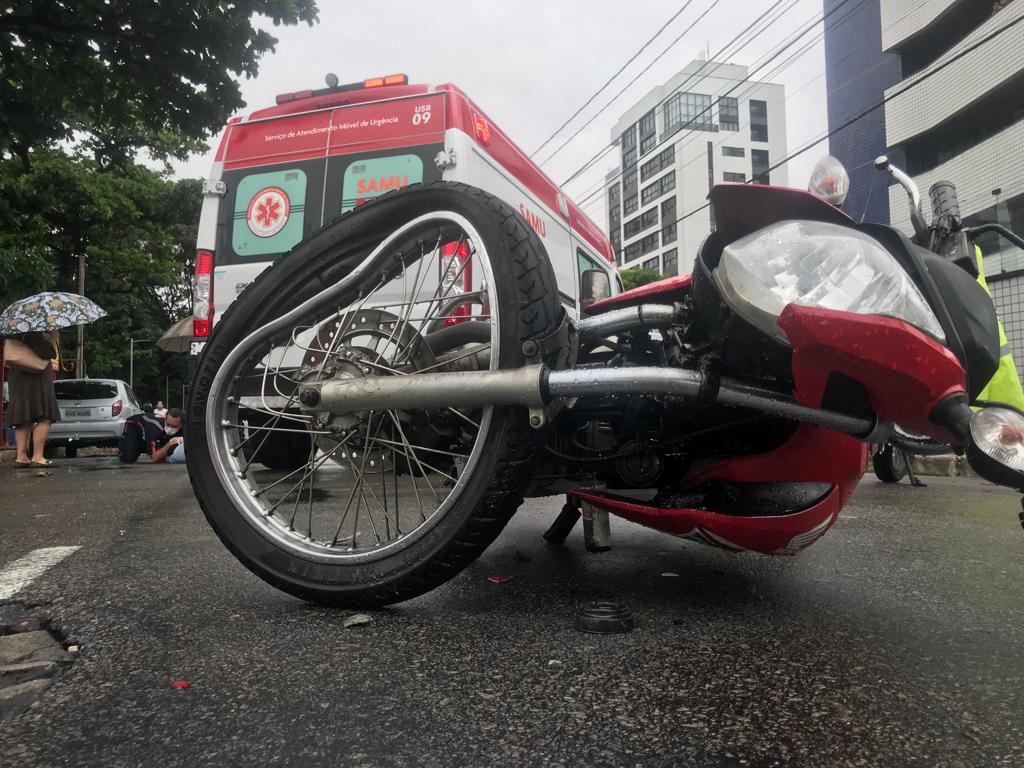 Carro e moto se envolvem em acidente na Avenida Afonso Pena