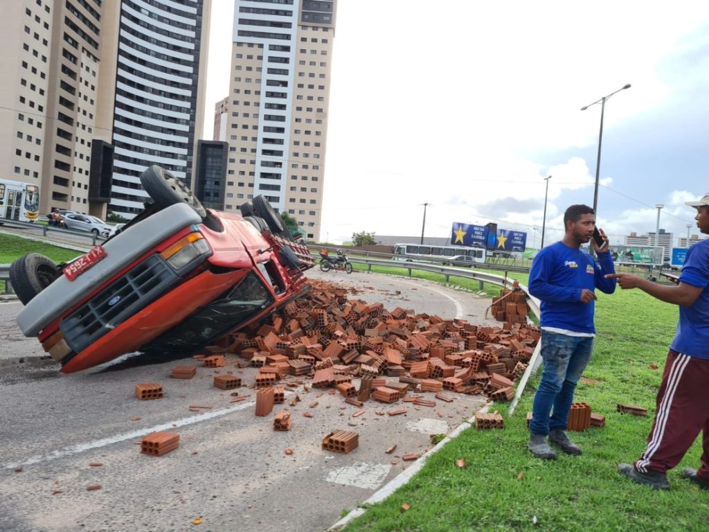 Caminhão com tijolos tomba na zona sul de Natal